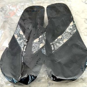 Never Worn, Flip Flops